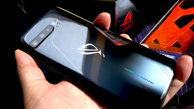 <b>ASUS ROG Phone 3: Baterie fantastică la playback video, fără egal pe piaţă</b>ASUS ROG Phone II a stârnit urale în sala de Taiwan în care a fost prezentat telefonul şi asta s-a petrecut când s-a anunţat capacitatea bateriei. Eram acolo, deci trebuie să mă credeţi pe cuvânt. ASUS a păstrat abordarea şi pe ROG Phone 3 şi promite în j