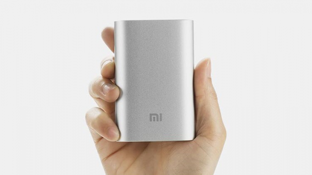 <b>Bateria Xiaomi Pocket de 10.000 mAh are în această perioadă un preț de doar 69 lei la un retailer chinez!</b>Dacă bateria telefonului vostru vă enervează la culme din cauza autonomiei scăzute, atunci poate că este vremea să achiziționați un acumulator extern și astfel uita de grijile cu privire la descărcarea telefonului. Noi vă propunem astăzi bateria externă