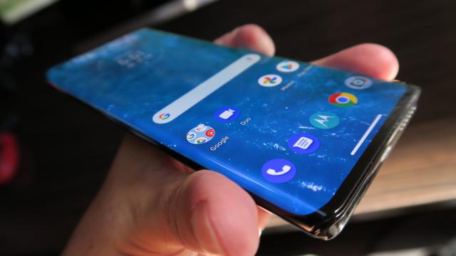 <b>Motorola Edge+: Acustică stereo cu tehnologie Waves, volum destul de generos</b>Motorola Edge a avut ce îi trebuie la capitolul acustica, difuzoare stereo şi jack audio. Motorola Edge+ merge pe aceeaşi idee şi aduce la rândul său difuzoare stereo şi jack-ul, dar şi tehnologie audio Waves, o companie premiată cu Grammy pentru..