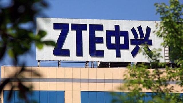 <b>ZTE şi-a închis activitatea operaţională, din cauza interdicţiilor impuse de SUA</b>Ne aflăm iată în momentul pe care îl intuiam de ceva vreme, acela în care ZTE decide să își închidă activitatea operațională, asta ca urmare a interdicțiilor impuse de către SUA. Motivul acestor interziceri este acela că firma chineză a livrat