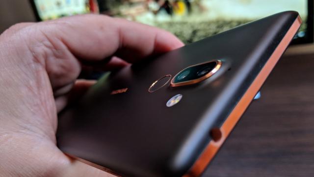 <b>Nokia 7 Plus: Designul preferat din toată gama Nokia 2018 până acum</b>Chiar dacă Nokia 8 Sirocco e promovat ca "frumosul clasei" dintre cele 5 telefoane prezentate de Nokia la MWC 2018, parcă îl prefer pe Nokia 7 Plus cumva. Îmi plac accentele sale de "cupru" aplicate nuanţei negre, dar şi cea albă arată spectaculos.