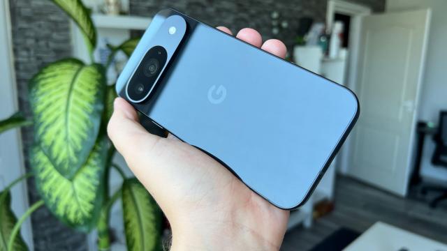 <b>Google renunță la culoarea tradițională alb/bej pentru Pixel 10; Ce nuanțe avem?</b>Anul acesta am fost privați de un preview pentru noile flagship-uri Pixel, ceva ce Google a făcut în cadrul ediției I/O 2024, confirmând la acea vreme multe dintre leak-urile anterior publicate online. Ne mulțumim cu ce avem acum în cazul