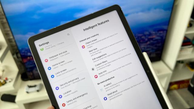 <b>Samsung Galaxy Tab S10 FE: OS, UI cu promisiunea a 7 ani de actualizări, S Pen și AI</b>Samsung Galaxy Tab S10 FE pare a fi o tabletă future-proof dacă ne uităm asupra suportului software promis - de 7 ani, cu mențiunea că nu avem o clarificare dacă este vorba despre 7 ani de actualizări majore OS, sau o împărțire