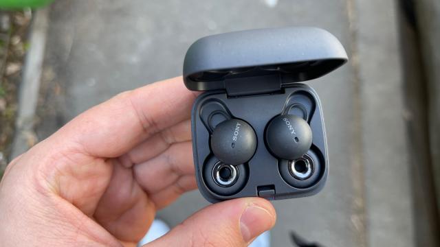 <b>Prezentare Sony LinkBuds: căști wireless in-ear cum nu ai mai văzut, cu design Open Ring și experiență audio unică</b>Mijlocul lunii februarie 2022 ne-a adus un produs inedit din partea japonezilor de la Sony și anume căștile wireless in-ear Sony LinkBuds. Acestea intrigă prin design-ul Open Ring adoptat care se referă la driverele în formă de inel, adică găurite, o abor