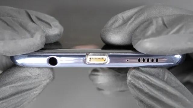 <b>După iPhone-ul cu USB-C urmează primul telefon Android cu port Lightning complet funcțional (video)</b>Multă vreme în centrul atenției s-au aflat iPhone-urile modificate astfel încât să aibă port USB-C complet funcțional, chiar de curând sosind online detalii despre un iPhone 13 Pro Max care pe lângă portul USB-C transplantat și-a dublat și autonomia