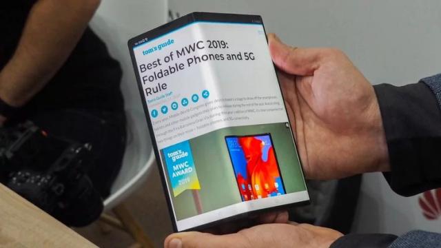 <b>Pliabilul Huawei Mate X va costa cu 200 de euro mai puţin în China; Iată preţul confirmat recent</b>Atunci când telefonul pliabil Huawei Mate X a fost prezentat la MWC 2019, aflam că va avea un preţ mare, de 2300 de euro. Debutul său este aşteptat în continuare la mijloc de 2019, cel mai probabil prin iulie, iar acum descoperim şi că în China va fi mai