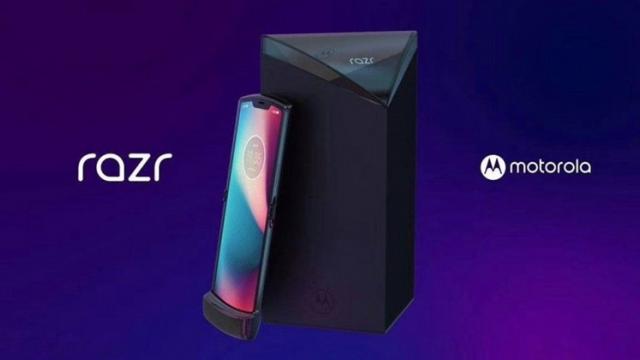 <b>Telefonul pliabil Motorola RAZR primeşte cele mai credibile randări de până acum + imagini cu ambalajul său</b>Încă de la primele zvonuri despre telefoanele pliabile ale brandurilor mari, a apărut şi Motorola în ecuaţie cu propria sa versiune de RAZR. Întoarcerea celebrului telefon cu clapetă și corp subţire se va face printr-un terminal