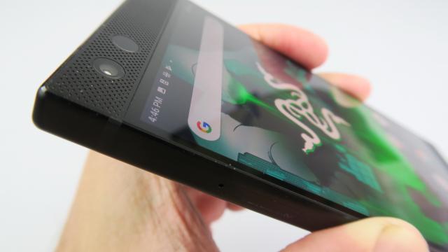 <b>Razer Phone 2: Design monolitic polarizant, destul de masiv, dar comod în landscape</b>Razer Phone 2 nu are vreo cale de mijloc când vine vorba de design: fie îl iubeşti, fie îl urăşti. În ziua de azi când totul e curbat, s-ar putea să îl urăşti. Asta pentru că e perfect angular, dreptunghiular, nu are curburi.