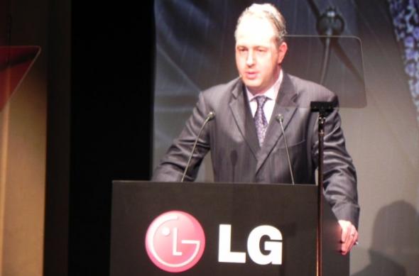 MWC 2011: LG Optimus 3D aduce tehnologia 3D pe micile ecrane; iată cum se comportă handsetul! (Video): lg_inside_presconf_003.jpg