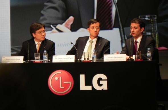 MWC 2011: LG Optimus 3D aduce tehnologia 3D pe micile ecrane; iată cum se comportă handsetul! (Video): lg_inside_presconf_041.jpg
