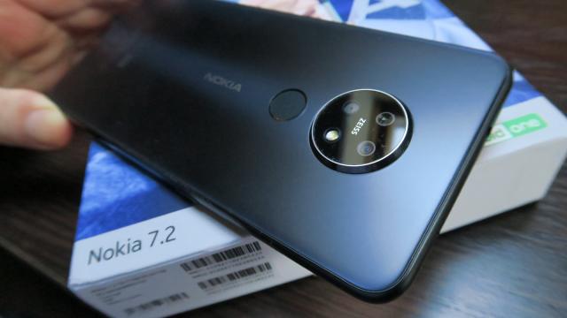 <b>Nokia 7.2: Baterie de 2 ori mai slabă decât la Nokia 7 Plus</b>Nokia 7.2 nu împarte doar ecranul de 6.3 inch cu Nokia 6.2, ci şi bateria de 3500 mAh. Are o unitate Li-Po şi vine la pachet cu un încărcător de 5V şi 2A. Dacă Lumia 1520 făcea furori pe vremea lui la baterie, în ultimii ani parcă nu am fost aşa dat pe..