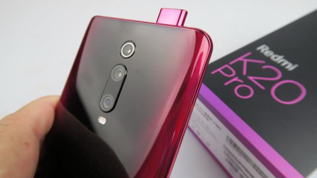 <b>Xiaomi Redmi K20 Pro Premium: Cameră destul de OK, aduce spre nivelul flagship-urilor, dar încă nu este acolo</b>Xiaomi Redmi K20 Pro Premium are aceeaşi cameră ca şi Xiaomi Redmi K20 Pro şi cam 90% din camera lui Redmi K20 aş zice. Vine cu o cameră selfie motorizata pop up de 20 MP, al cărei fan sunt, apreciind luminiţele sale laterale. În spate găsim o cameră..