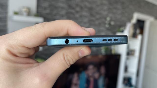 <b>Motorola Moto G34 5G: Baterie suficientă pentru un weekend de distracţie</b>Motorola a reuşit să înghesuite baterii de 5000 mAh pe unele dintre cele mai subţiri telefoane de pe piaţă, deci nu ne miră să vedem una de genul şi aici. Se încarcă la 20W şi are încărcător pe măsură în cutie. La testul de playback video am ajuns