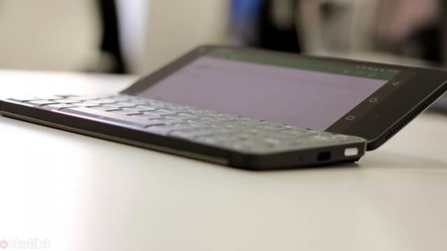 <b>CES 2018: Revine PDA-ul în 2018! Planet Gemini este un remake de Psion PDA clasic, acum în varianta cu Android</b>Cu toate că la CES 2018 se prezintă tehnologii de ultimă oră și tot felul de smartphone-uri moderne, există și excepții de produse care vin să ne amintească de vremuri mult apuse. Vorbim în cazul de față despre un PDA actualizat conform