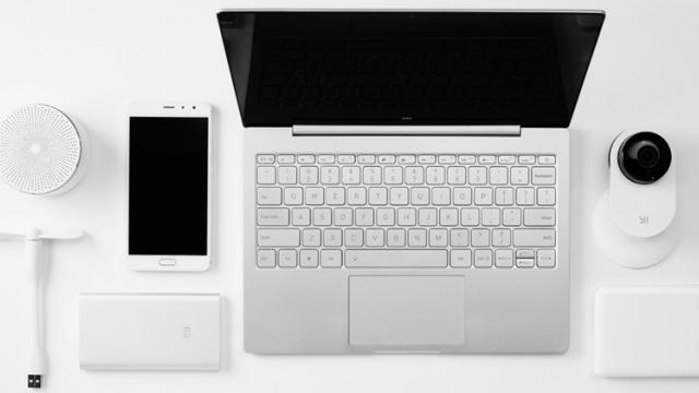 <b>Xiaomi anunță laptop-ul Mi Notebook Air; vine în variante de 12.5 și 13.3 inch, cu preț de pornire de 525 dolari</b>Evenimentul Xiaomi de astăzi nu a presupus doar lansarea unui prim smartphone din gamă cu cameră duală, ci și prezentarea primului notebook din portofoliul. Este vorba despre modelul Xiaomi Mi Notebook Air ce sosește în două versiuni diferite, una cu