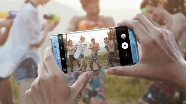 <b>O versiune cu 6 GB RAM a phablet-ului Galaxy Note 7 este certificată de autoritățile chineze; vine și cu 128 GB stocare flash</b>Vești bune sosesc astăzi pentru utilizatorii ce așteptau mai mult de la phablet-ul Samsung Galaxy Note 7. Pentru a nu vă mai ține pe jar, aflați că agenția chineză TENAA tocmai ce a certificat o versiune dual-SIM a noului phablet ce sosește la pachet cu