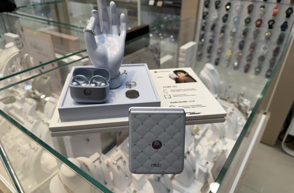 Motorola RAZR 60 (Briliant Collection) - Fotografii Hands-on: Photo 10.09.2025, 19 53 54.jpg