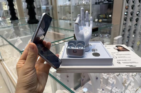 Motorola RAZR 60 (Briliant Collection) - Fotografii Hands-on: Photo 10.09.2025, 19 53 38.jpg