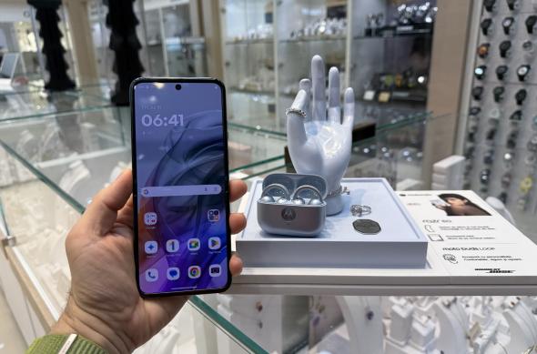 Motorola RAZR 60 (Briliant Collection) - Fotografii Hands-on: Photo 10.09.2025, 19 53 35.jpg