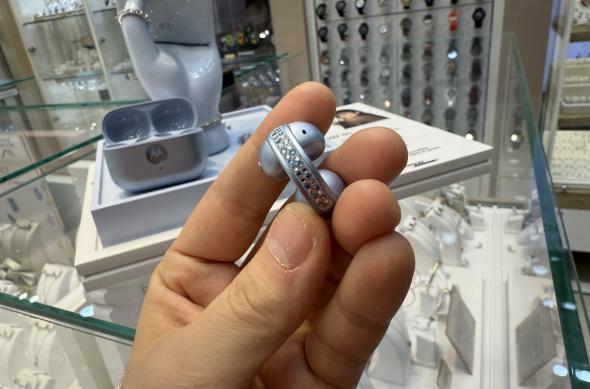 Motorola Moto Buds Loop (Brilliant Collection) - Fotografii hands-on: Photo 10.09.2025, 19 52 58.jpg