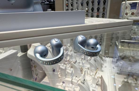 Motorola Moto Buds Loop (Brilliant Collection) - Fotografii hands-on: Photo 10.09.2025, 19 52 51.jpg