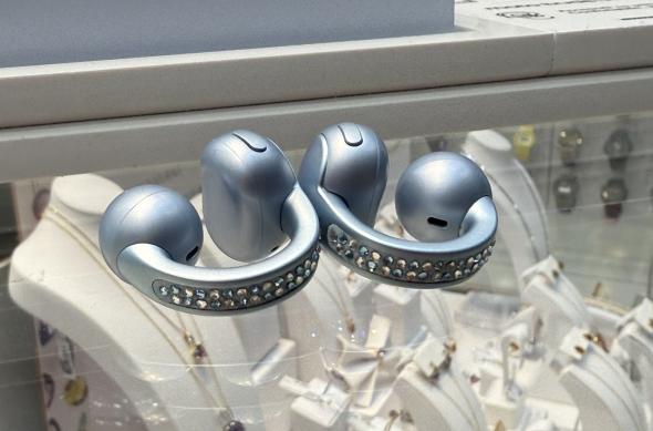 Motorola Moto Buds Loop (Brilliant Collection) - Fotografii hands-on: Photo 10.09.2025, 19 53 02.jpg