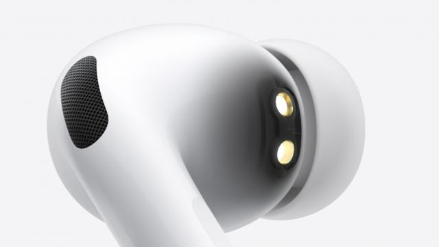 <b>Apple prezintă AirPods Pro 3, căștile wireless "incredibile", cu ANC de 2x ori mai capabil decât Pro 2 și senzor de puls</b>Deși ne așteptam ca startul evenimentului Apple din această seară să înceapă cu ceasuri, de fapt Tim Cook a introdus căștile AirPods Pro 3. Vin ca succesor pentru AirPods Pro 2 și continuă să livreze pe baza căștilor anterioare
