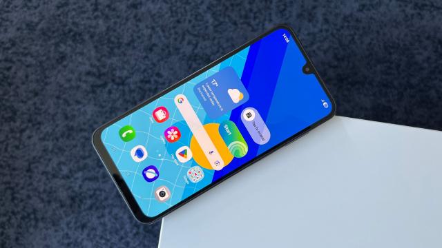 <b>Samsung Galaxy A17 5G: Benchmark-uri modeste care te împing spre configurațiile cu 6 sau 8 GB RAM</b>Am ajuns și la partea de benchmark-uri, dar cum avem același procesor la bord ca la predecesor, e clar că nu sunt așteptări de upgrade-uri de performanță pe Galaxy A17 5G. Vorbim despre un Exynos 1330 fabricat pe seama procesului