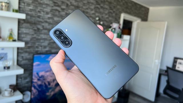 <b>Samsung Galaxy A17 5G: Cameră bunicică dacă nu ai așteptări mari, acum cu OIS pe wide, selfie-uri de calitate</b>Dacă la alte capitole Galaxy A17 5G a rămas la fel ca predecesorul (baterie, procesor, ecran), pe partea de cameră avem ceva interesant, pentru că în sfârșit primim OIS și pe un model A1x. Aceasta e ce-i drept și singura noutate regăsită