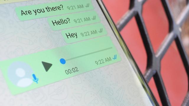 <b>Citirea mesajelor în WhatsApp devine mai intuitivă; Bifele albastre se întorc în versiunea beta a aplicației</b>WhatsApp se joacă din nou cu aspectul bifelor de citire, iar schimbările vizează utilizatorii de Android și iOS care folosesc teme personalizate. Dacă te-ai întrebat de ce bifele albastre au devenit albe în unele conversații, nu ești singurul. Compania