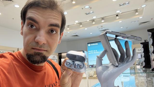 <b>Vrei bling bling pe pliabil? Cristalele Swarovski ajung pe Moto RAZR 60! Splend'or lansează Briliant Collection</b>Pe 10 septembrie 2025 am fost la Băneasa Shopping City pentru a vedea cea mai nouă varianta de Motorola RAZR 60. Nu e model nou, e model „cu bling bling”, adică o ediţie fashion, cu cristale Swarovski. Lansarea s-a făcut la magazinul Splend'or şi găsiţi