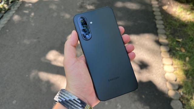 <b>Samsung Galaxy A17 5G: Baterie mai bună la utilizare continuă decât la playback video</b>Am ajuns și la capitolul baterie, unde nu avem noutăți față de predecesor și nici schimbări de autonomie nu ar trebui să fie în ideea în care se păstrează același ecran și același procesor. Lucrăm așadar pe Samsung Galaxy A17 5G