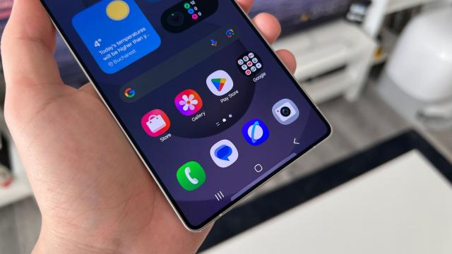 <b>Samsung începe de astăzi distribuirea update-ului final Android 16 + One UI 8 pe seria Galaxy S25, curând și global</b>Acest început de săptămână vine cu vești bune pentru posesorii de smartphone-uri Samsung Galaxy S25, asta pentru că tocmai ce a început distribuirea actualizării finale la Android 16 + One UI 8.0 pe modelele compatibile din serie