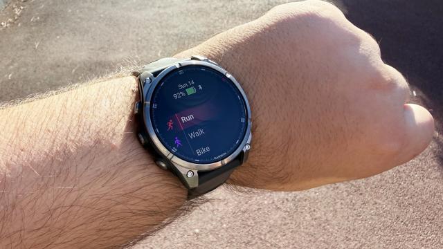 <b>Am testat Garmin Fenix 8 Pro cu LTE și SOS prin satelit: Un smartwatch gândit pentru performanță extremă și sportivi profesioniști</b>Toamna ne-a adus o lansare importantă din partea Garmin în acest an. Compania a prezentat un prim smartwatch „Pro” sub seria Fenix 8. E un model premium ce aduce în premieră pentru această gamă LTE, dar și conectivitate prin satelit pe două căi