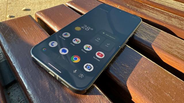 <b>Google Pixel 10 Pro XL: OS, UI, aplicaţii cu un Android 16 care îţi face viaţa mai uşoară prin AI</b>Google Pixel 10 Pro XL e primul telefon de pe piaţă cu Android 16 curat la bord. E drept că Z Fold7 şi Flip7 veniseră cu Android 16 înaintea sa, dar într-o versiune acoperită de One UI 8.0