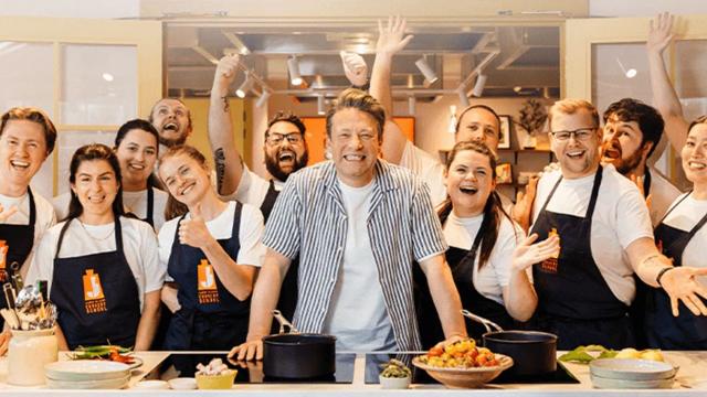 <b>Jamie Oliver e imaginea noii game Samsung Bespoke AI; accent pe gătitul asistat de inteligență artificială</b>Samsung colaborează cu Jamie Oliver pentru promovarea noii sale game de electrocasnice Bespoke AI. Alături de parteneriatul cu Școala de Gătit Jamie Oliver din Londra, compania încearcă să aducă în atenție un stil mai simplu și organizat de a gestiona..