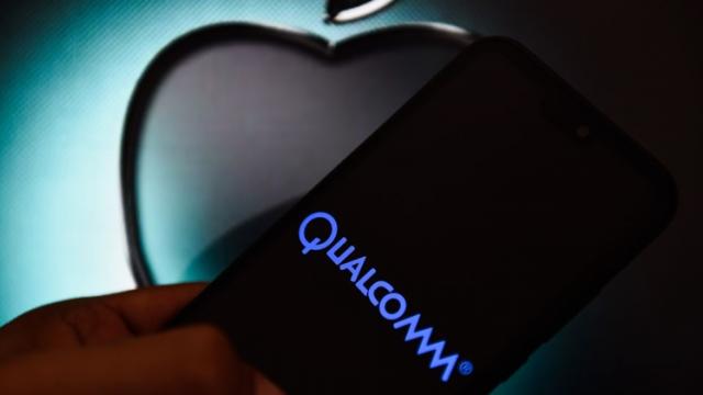 <b>Apple va plăti 4.5 miliarde de dolari către Qualcomm pentru soluționarea disputelor legale și continuarea colaborării pe viitor</b>Știrea lunii aprilie a fost cu siguranță cea referitoare la armistițiul încheiat între Apple și Qualcomm, cele două părți ajungând la un numitor comun după ani buni de judecat în instanță pe diferite aspecte ce priveau