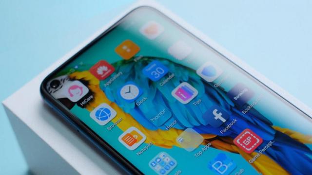 <b>Honor 20 și Honor 20 Pro își dezvăluie specificațiile foto; Senzor principal de 48 mpx pe ambele modele </b>Pe data de 21 mai avem programată și lansarea duo-ului de smartphone-uri Honor 20 și Honor 20 Pro, dispozitive care vor avea un setup foto similar după cum descoperim chiar astăzi. Prin intermediul unor imagini postate