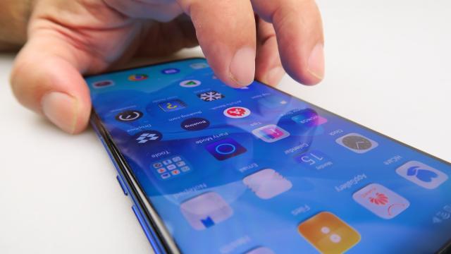 <b>Honor View 20: Benchmark-uri de top 10, la bătaie cu celelalte modele cu Kirin 980</b>Honor View 20 are dotări la nivel de flagship Huawei clasic, fie că vorbim de Mate 20 Pro sau P30 Pro. Are puternicul procesor Kirin 980, 8 GB RAM şi 256 GB stocare, dar nu şi slot microSD sau nano. Nu suferă de lag şi rulează orice joc îţi trece prin...