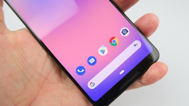 <b>Google Pixel 3 XL: OS, UI, aplicaţii - poate primul Android care nu îmi place, după multă vreme</b>Android 9.0 Pie nu schimba foarte multe faţă de Oreo şi ce schimba mai mult strică, mai ales pe device-urile total stock. Îmi place că unele companii că Motorola sau Samsung au găsit soluţii inteligente pentru sistemul de navigare prin meniuri.