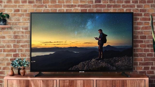 <b>Mini Turul Magazinelor #78: Televizoare pe toată linia: QLED, LED la reducere, model cu diagonală mare la preț bun</b>Acest Mini Tur al Magazinelor este dedicat televizoarelor, pentru că un val de reduceri asociate lor a cuprins câțiva retaileri de la noi. Modelele Samsung au discounturi speciale atât la evoMAG.ro, cât și la Altex.ro. Avem un QLED la reducere pentru voi,