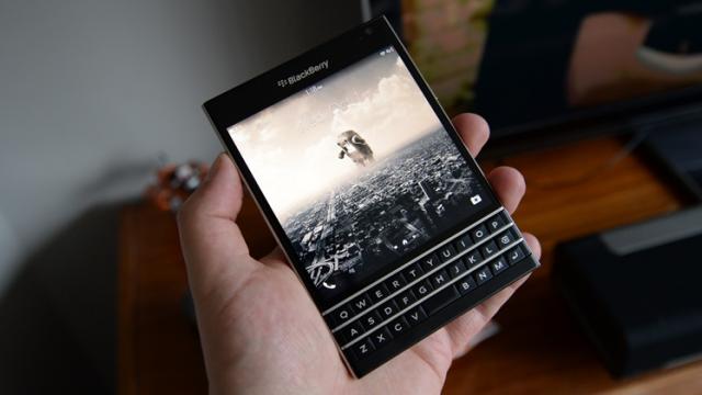 <b>Turul Magazinelor #356: BlackBerry Passport la super preţ, robot de bucătărie la reducere, plus cuţite din zirconiu-ceramică şi boxe de gaming</b>Pentru lista de recomandări din Turul Magazinelor cu numărul 356 avem o serie de produse interesante, de la un smartphone cu tastatură qwerty pentru oamenii de afaceri și până la un robot de bucătărie ideal pentru pregătirea preparatelor