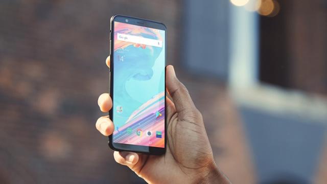 <b>OnePlus 6 ar putea debuta în martie 2018 cu scanner de amprente integrat în ecran și o soluție rivală Face ID</b>În general cei de la OnePlus și-au adus noile flagship-uri pe piață vara, dar începând cu 2018 acest trend s-ar putea schimba dacă leak-urile de astăzi au un strop de adevăr. Suntem informați că viitorul smartphone al companiei