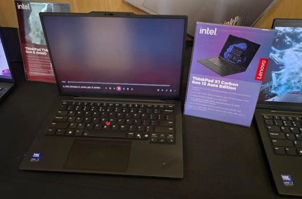 Lenovo ThinkPad X1 Carbon Gen 13 Aura Edition - Fotografii: ThinkPad X1 Carbon (1).jpg