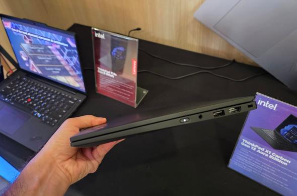 Lenovo ThinkPad X1 Carbon Gen 13 Aura Edition - Fotografii: ThinkPad X1 Carbon (9).jpg