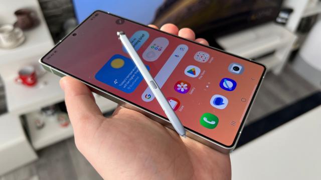 <b>Samsung urcă diagonala lui Galaxy S26 Ultra și mai taie din marginile panoului frontal, la doar 1.15mm grosime </b>Anul 2025 este abia la jumătate, dar noi privim deja spre 2026 atunci când vom vedea noile flagship-uri, inclusiv pe Samsung Galaxy S26 Ultra care a început să primească din ce în ce mai multe leak-uri. După ce anterior am aflat
