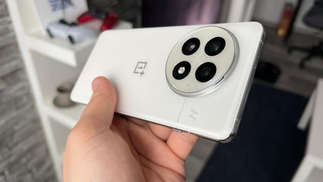 <b>OnePlus 15 vine în octombrie, alături de OnePlus Ace 6; Ce ne rezervă flagship-urile?</b>O veste interesantă vine astăzi în online, aceea că flagship-ul OnePlus 15 se va lansa devreme. Cât de devreme? Prin octombrie, dacă zvonurile se adeveresc - asta și pentru că vom avea noul procesor Snapdragon 8 Elite 2