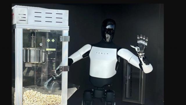 <b>Restaurantul retro-futurist Tesla Dinner din Los Angeles își întâmpină clienții cu roboți care servesc popcorn, este deschis 24/7</b>În ceea ce pare a fi o măsură prin care să dea un implus vânzărilor de automobile Tesla care sunt într-un picaj mai ales în Europa, Elon Musk a deschis zilele trecute primul restaurant Tesla Dinner. V-am povestit și noi despre acesta