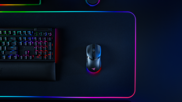 <b>Razer are un nou mouse wireless compact pentru dreptaci - Cobra HyperSpeed vine cu senzor de 28K DPI, 9 butoane programabile</b>Razer se gândește astăzi la gamerii dreptaci care vor un mouse wireless compact și performant, astfel că lansează Cobra HyperSpeed. Mouse-ul se remarcă prin dimensiunile sale reduse, prin precizie, manevrabilitate și personalizate