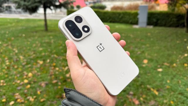 <b>OnePlus 15: A doua schimbare de lider la playback video în mai puțin de o lună, avem baterie mare mare</b>Am ajuns și la bateria lui OnePlus 15, o ditamai unitatea Si/C de 7300 mAh capabilă de încărcare la 120W. Vine după un OPPO Find X9 Pro cu 7500 mAh care a doborât recorduri la testele de baterie și acum vedem și ce poate acest